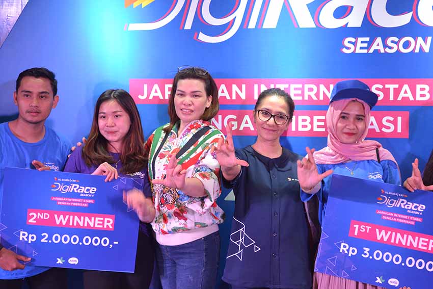 Group Head XL Axiata West Region (Sumatra) Desy Sari Dewi (tengah), dalam sebuah acara di Pekanbaru, beberapa waktu lalu. (HARY B KORIUN/RIAUPOS.CO)